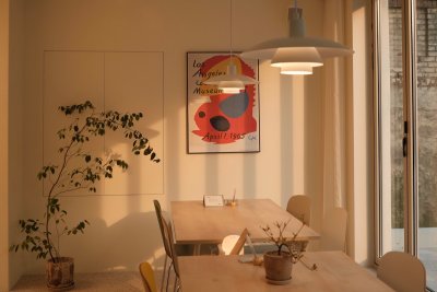 Waarom bijna iedereen de hanglamp boven de eettafel verkeerd hangt